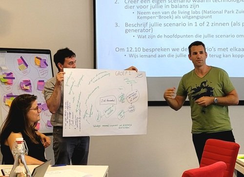 20230627 Tim presenteert Ine en Bas crop 500 pxl